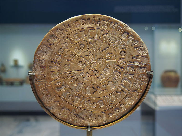 Giống như bản thảo viết tay Voynich, đĩa Phaistos cũng là một bí ẩn chưa được giải mã. Đây là một đĩa bằng đất sét được làm vào Thời kì đồ Đồng và có nhiều biểu tượng kỳ lạ.