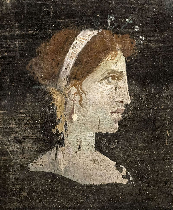 Hầu hết chúng ta đều nghe nhiều về cuộc đời nữ hoàng Cleopatra nhưng ít ai biết rằng ngôi mộ của nữ hoàng nổi tiếng trong lịch sử này vẫn chưa được phát hiện. Một số người tin rằng bà đã được chôn cùng người tình Antony và Octavian đã ra lệnh chôn vị nữ hoàng này theo nghi thức hoàng gia thật lộng lẫy. Bí ẩn ngôi mộ Cleopatra cũng nhiều ngôi mộ của các nhân vật nổi tiếng khác như Mozart hay Thành Cát Tư Hãn vẫn là một câu hỏi phong kín trong bức màn lịch sử.