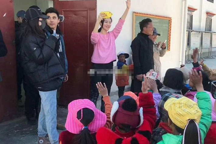 Phạm Băng Băng đang đi từ thiện ở Tây Tạng. Đây là hoạt động nằm trong dự án của quỹ do cô thành lập để hỗ trợ các em nhỏ mắc bệnh tim.