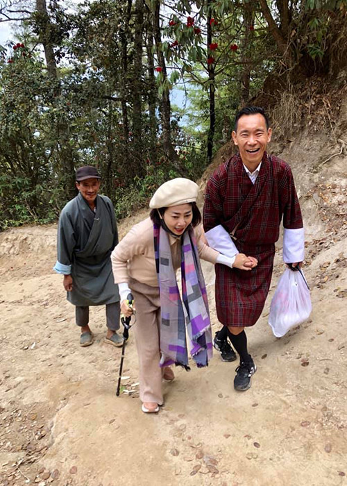 Trong chuyến du lịch Bhutan, dù đang chiến đấu với bệnh ung thư, Mai Phương vẫn cố gắng chinh phục đoạn đường leo núi khó khăn.