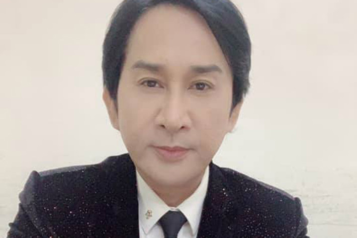 Hồng Tơ bị bắt vì hành vi đánh bạc. Cách đây 6 năm, Kim Tử Long cũng từng vướng scandal đánh bạc. Còn nhớ, Kim Tử Long bị bắt khi đang đánh bạc trên một chiếc xà lan. Theo Kim Tử Long, anh chỉ đánh cho vui theo yêu cầu của người hâm mộ sau khi có buổi diễn ở đây.