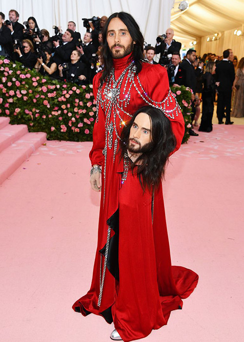 Xuất hiện trên thảm đỏ Met Gala 2019, Jared Leto trở thành tâm điểm khi ôm đầu người nhân tạo.