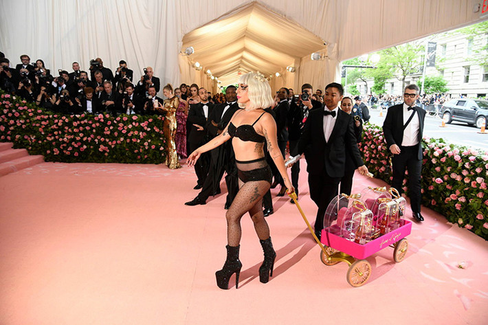 Chủ nhân của bản hit "Paparazzi" diện nội y trong lần cuối cùng thay trang phục tại Met Gala năm nay.