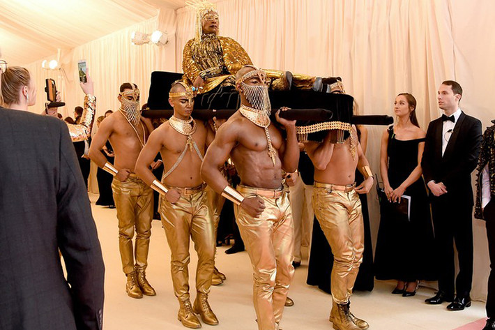 Nam diễn viên Billy Porter cũng cố gắng trở thành ngôi sao được nhắc đến nhiều tại Met Gala 2019 khi hóa thân vị thần Ai Cập cổ đại được 6 người khiêng.