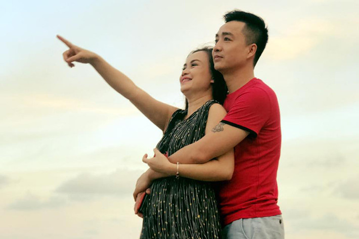 Trước đám cưới, Cao Thắng là người đàn ông chưa từng kết hôn trong khi Hoàng Yến đã trải qua 3 lần đò và có hai cô con gái.