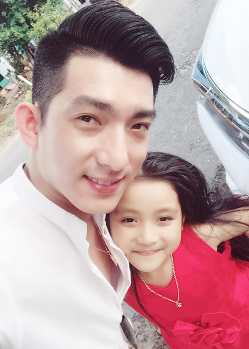 Bảo Duy còn khoe hình ảnh vui vẻ bên các con. Với con trai chung với Phi Thanh Vân, anh vẫn thường xuyên đến thăm và dẫn bé đi chơi. Ảnh: FBNV