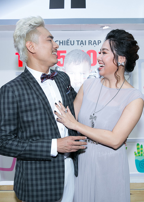 Kiều Minh Tuấn chúc mừng Lê Khánh ra mắt bộ phim. Gần đây, Kiều Minh Tuấn gây chú ý với bộ phim “Em chưa 18”.