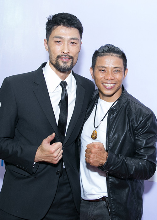 Johnny Trí Nguyễn chụp hình cùng đạo diễn Bùi Văn Hải.