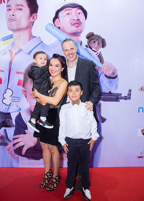 Lý Thanh Thảo hạnh phúc bên ông xã người Hà Lan và hai cậu con trai kháu khỉnh trên thảm đỏ.