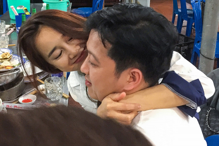 Từ khi hẹn hò, Trường Giang hết mực cưng chiều Nhã Phương. Anh luôn có những cử chỉ ân cần với bạn gái từ chỉnh váy, đút đồ ăn đến lau son môi. Về phía Nhã Phương, cô rất khéo chiều và chăm sóc Trường Giang. Ảnh: Zing