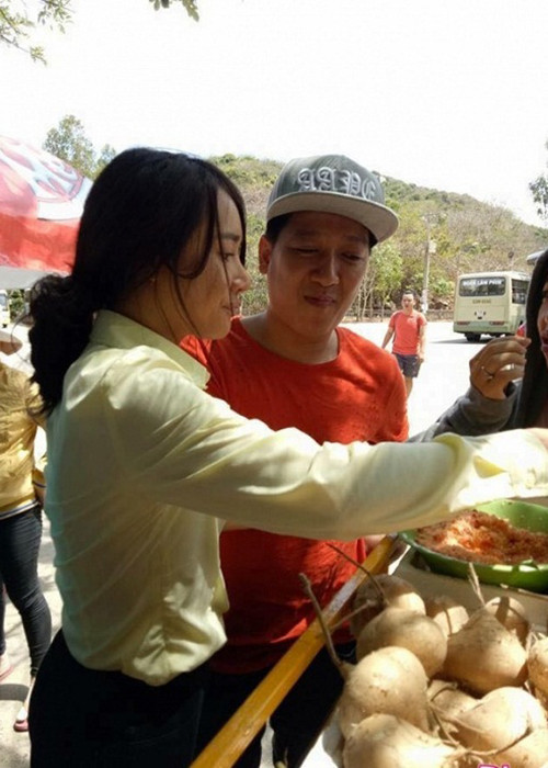 Tuy nhiên, không lâu sau đó, hình ảnh thân mật của Nhã Phương và Trường Giang trên phim trường đã dập tan tin đồn. Theo đó, Trường Giang đã lặn lội đến thăm và chăm sóc Nhã Phương. Mặc xung quanh có đông người, cả hai vẫn thân mật. Ảnh: Đời sống pháp luật