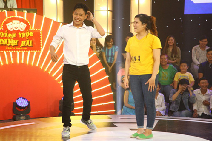 Ngoài ồn ào của Hương Giang, nhiều sự cố gameshow truyền hình cũng khiến khán giả bức xúc. Cách đây không lâu, việc Tấn Lợi trở thành quán quân Thách thức danh hài vấp phải những ý kiến trái chiều. Cụ thể, trong chung kết, ở phần thi cuối, Tấn Lợi chọc cười bằng câu nói tục tĩu khi gọi vợ là “mập..đ…”. Ảnh: Người lao động