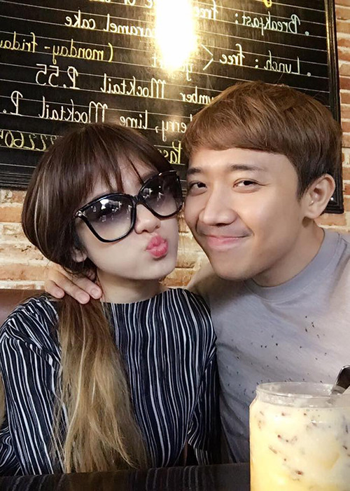 Trên trang cá nhân, nam MC thường xuyên cập nhật hình ảnh của mình đến người hâm mộ. Trong ảnh, Trấn Thành và Hari Won vui vẻ bên nhau. Ảnh: FBNV