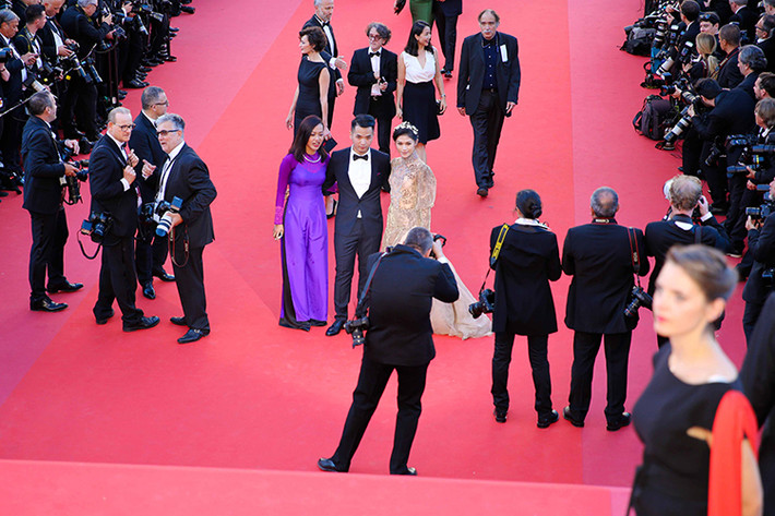 Hình ảnh Ngọc Thanh Tâm trên thảm đỏ Cannes bên Phạm Hồng Phước. Cả hai là diễn viên chính phim “Đảo của dân ngụ cư” do Hồng Ánh làm đạo diễn.