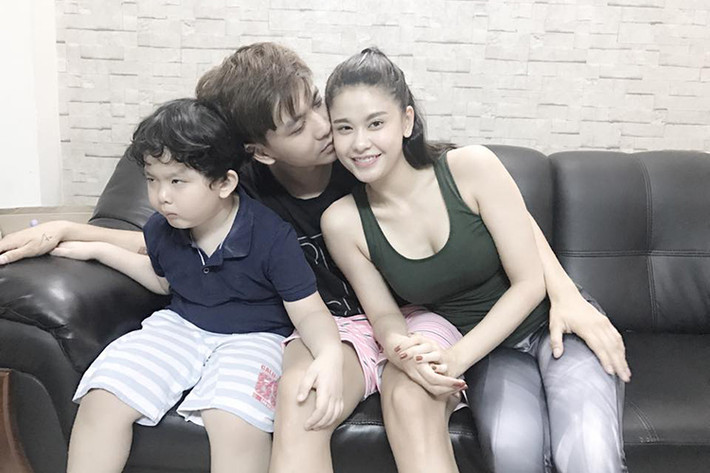 Mới đây, Tim và Trương Quỳnh Anh được cho là đã ly hôn sau 7 năm gắn bó. Theo đó, Trương Quỳnh Anh đã đệ đơn ly hôn vì những lý do không thể hàn gắn. Cả hai tự phân chia tài sản còn Trương Quỳnh Anh nhận quyền nuôi con. Ảnh: FBNV