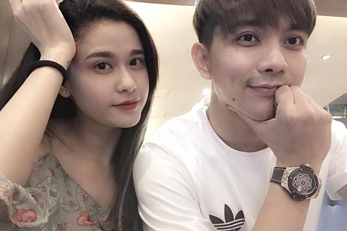 Trong buổi tối cùng ngày tin đồn ly hôn rộn lên, Trương Quỳnh Anh bất ngờ livestream đi chơi tối cùng Tim và con trai tại một quán cà phê. Dù tỏ ra vui vẻ bên chồng con nhưng Trương Quỳnh Anh né tránh câu hỏi về tình trạng hôn nhân. Ảnh: FBNV