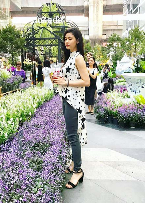 Về phía Trương Quỳnh Anh, cô đăng tải status đầy ẩn ý: “Tiến sai, lùi sai, đứng càng sai. Làm gì cho đúng chẳng buồn ai?”. Ảnh: FBNV