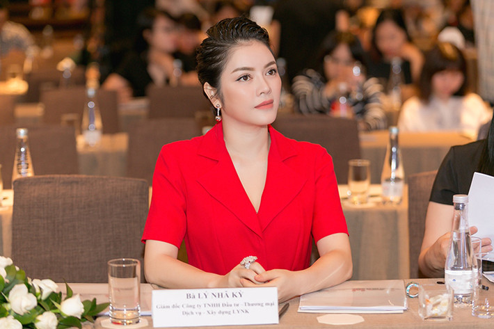 Cựu đại sứ du lịch VN còn tổ chức một bữa tiệc riêng cho cá nhân cô với khách mời là những nhân vật quyền lực trong giới nghệ thuật, điện ảnh, thời trang quốc tế tại Cannes.
