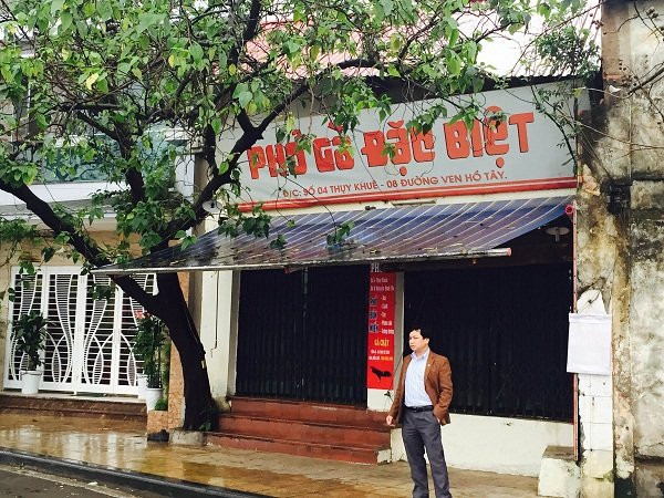 Mặt đường ven hồ Tây của khu đất thuộc sở hữu của Hãng phim truyện Việt Nam.