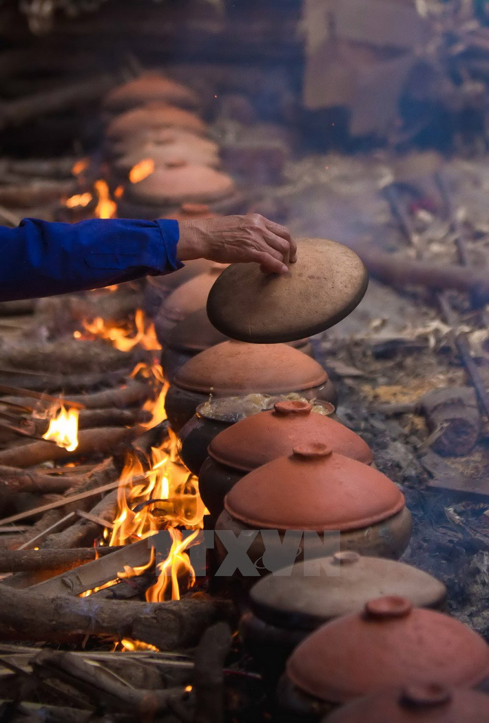Niêu cá kho một lửa suốt thời gian dài nên luôn phải có người canh bếp. Lửa không được để lớn ngọn và lúc nào than cũng phải đỏ.