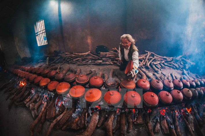 Mỗi dịp Tết, cả làng Đại Hoàng (Hà Nam) lại sôi động kho cá để bán. Những xưởng lớn chế biến kinh doanh quanh năm, song mùa Tết, khi nhu cầu của khách tăng cao, các gia đình trong làng cùng tham gia kho cá mới đủ đáp ứng nhu cầu thị trường món cá kho làng Vũ Đại. (Ảnh: Trọng Đạt/TTXVN)