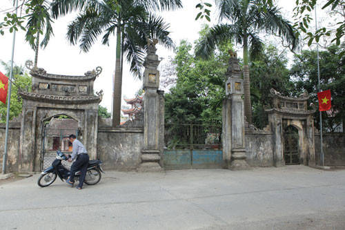 Trong khuôn viên chùa làng thôn Phụ Chính (huyện Chương Mỹ, Hà Nội) có hai cây sưa đỏ được dân làng ví như hai khối vàng ròng vì chúng có giá trị rất lớn. Những cánh cửa luôn luôn khóa cẩn thận và có người canh giữ ngày đêm