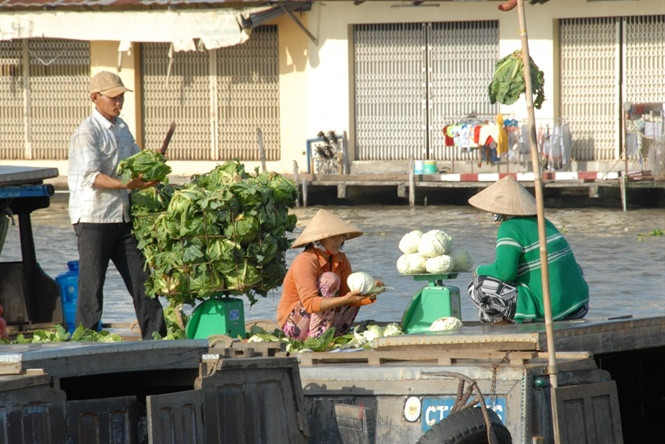 Trao đổi mua bán nông sản giữa bồng bềnh sông nước.