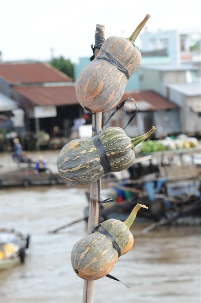 Treo cây bẹo trước ghe là hình thức ghe nào treo thứ nào là bán thứ đó thay lời rao bán hàng. Đây là nét văn hóa bao đời ở chợ nổi trên sông nước miền Tây.