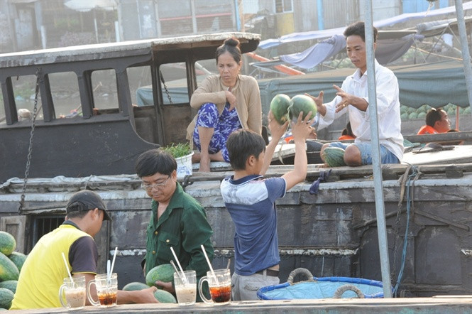 Đặc biệt các chợ mua bán trên sông giá cả thường rẻ hơn chút đỉnh so với các chợ trên bờ. Vì đa phần nông sản do họ tự trồng mang ra chợ bán, nên không qua trung gian.