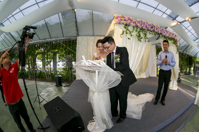 Lễ cưới tổ chức trang trọng nhưng không quá ồn ào, không phong bì mừng, không nhạc xập xình hay lời dẫn chương trình thao thao bất tuyệt của MC. Đám cưới bình dị nhưng ý nghĩa được kết thúc bằng tiệc buffet với nhiều món ăn ngon. Tại đây không phân biệt cô dâu, chú rể nhà trai, hay nhà gái, khách, chủ, các bậc cao niên hay trẻ tuổi … ai cũng tự giác xếp hàng chọn đồ ăn cho riêng mình.