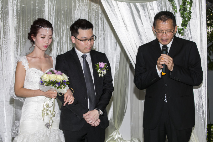 Nhưng đám cưới của đôi bạn trẻ tại Việt Nam hoành tráng bao nhiêu thì ở quê nhà chú rể lại đơn giản bấy nhiêu. Ngoài số người thân trong gia đình, khách mời dự cưới không nhiều, đều là những bạn bè thân thiết. Rạp cưới được dựng trên sân cỏ rộng có chỗ đi dạo, trẻ con chơi, bên hàng rào là một số bộ bàn trà ngoài trời dành cho khách khứa vãn chuyện trước đám cưới.