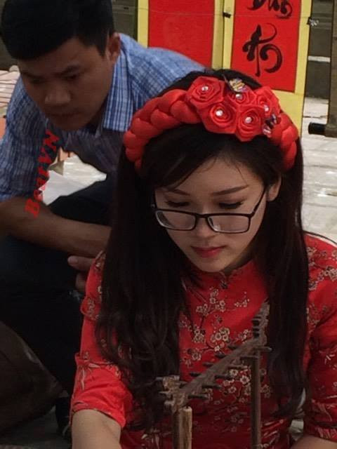 Hình ảnh vô cùng ý nghĩa ngày đầu năm này được các bạn trẻ chụp lại tại chùa Vĩnh Nghiêm, Yên Dũng, Bắc Giang. Trên khắp các diễn đàn dành cho giới trẻ, những hình ảnh của Cẩm Nhung được chia sẻ và nhận được vô vàn lời khen ngợi.