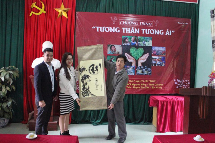 Ngoài việc học tập, công việc chính của Nhung hiện tại là quản lý một cửa hàng kinh doanh, đào tạo nghề nail (làm móng), xăm mình và trang điểm.