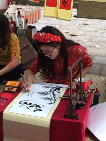 "Cô đồ" xinh đẹp này là Nguyễn Cẩm Nhung, sinh năm 1996, quê Bắc Giang, hiện đang theo học tại một trường đào tạo mỹ thuật đa phương tiện ở Hà Nội.