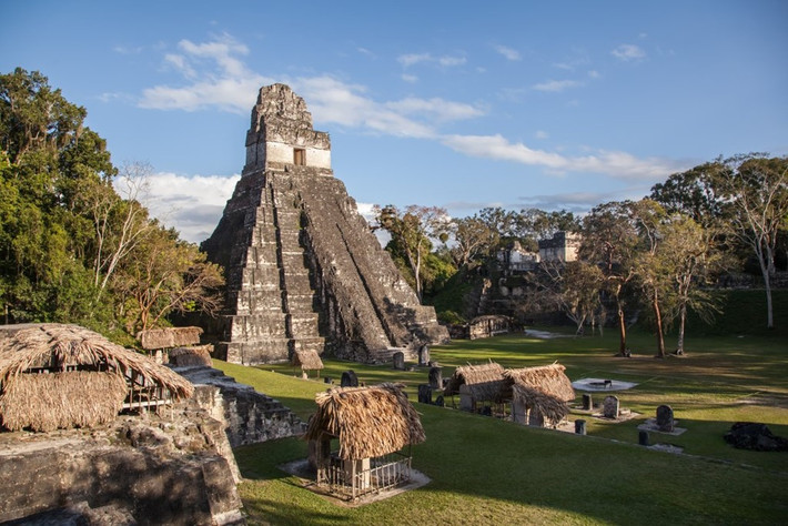 Lòng chảo Mirador và Công viên Quốc gia Tikal (Guatemala) là nơi còn những di tích bí ẩn của nền văn minh Maya. Tuy nhiên, nạn cướp và đốt rừng bất hợp pháp có thể phá hủy mảnh ghép lịch sử này. Ảnh: Shutterstock.