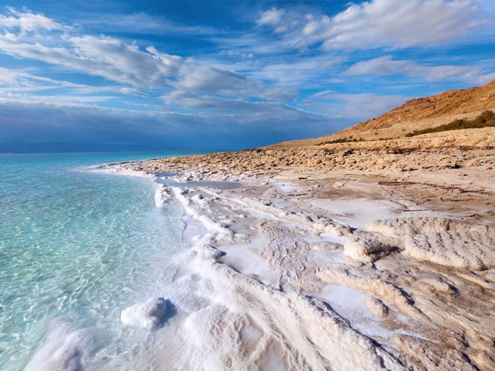 Biển Chết nằm tại biên giới Jordan và Israel đã chìm xuống hơn 24 m, và biến mất 1/3 trong 40 năm qua. Nếu các quốc gia xung quanh Biển Chết tiếp tục sử dụng nước từ sông Jordan (nguồn cung cấp nước duy nhất cho Biển Chết), địa điểm nổi tiếng này có thể biến mất hoàn toàn trong 50 năm tới. Ảnh: Shutterstock / Nickolay Vinokurov.
