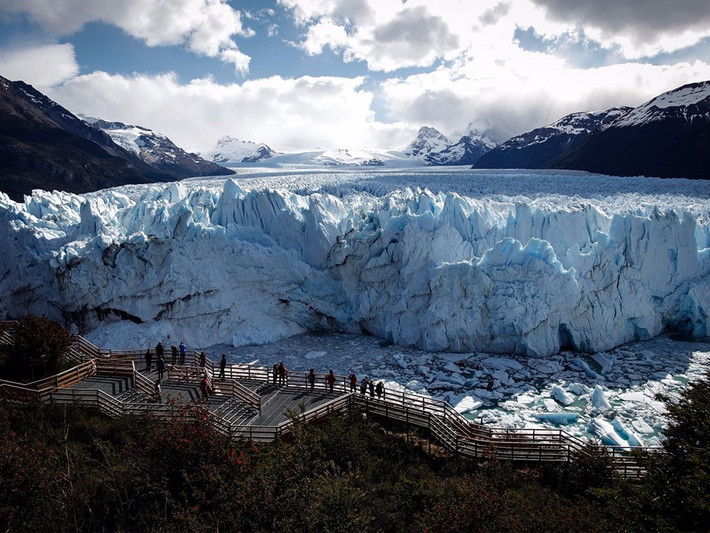 Sông băng ở Patagonia (Argentina) là một trong những điểm thu hút khách du lịch nhất thế giới, nhưng lượng mưa nhỏ và nhiệt độ cao đã khiến kỳ quan này bị thu hẹp. Ảnh: Mario Tama/Getty Images.