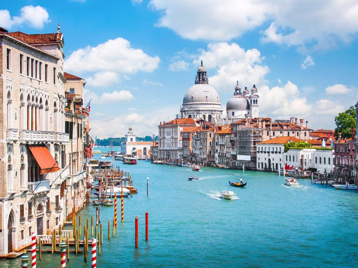 Hãy nhanh chóng tới Venice (Italy) để có cơ hội đi thuyền giữa lòng thành phố. Venice đang dần chìm xuống những năm qua và không có dấu hiệu dừng lại. Lũ lụt ngày càng nhiều cũng là nguyên nhân khiến thành phố có nguy cơ biến mất. Ảnh: Shutterstock/Canadastock.