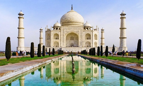 Đền Taj Mahal (Ấn Độ) là một trong những công trình mang tính biểu tượng nổi tiếng nhất thế giới, nhưng một số chuyên gia lo ngại rằng khu vực này có thể sụp đổ do xói mòn và ô nhiễm. Ảnh: Shutterstock.