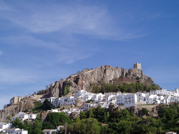 Nép mình trong vùng núi Andalusia phía nam Tây Ban Nha, thị trấn Zahara de la Sierra (thuộc tỉnh Cadiz) đang mất dần thảm thực vật và sự hoang dã do nhiệt độ tăng cao và lượng mưa giảm trong những năm gần đây. Ảnh: Wikimedia.