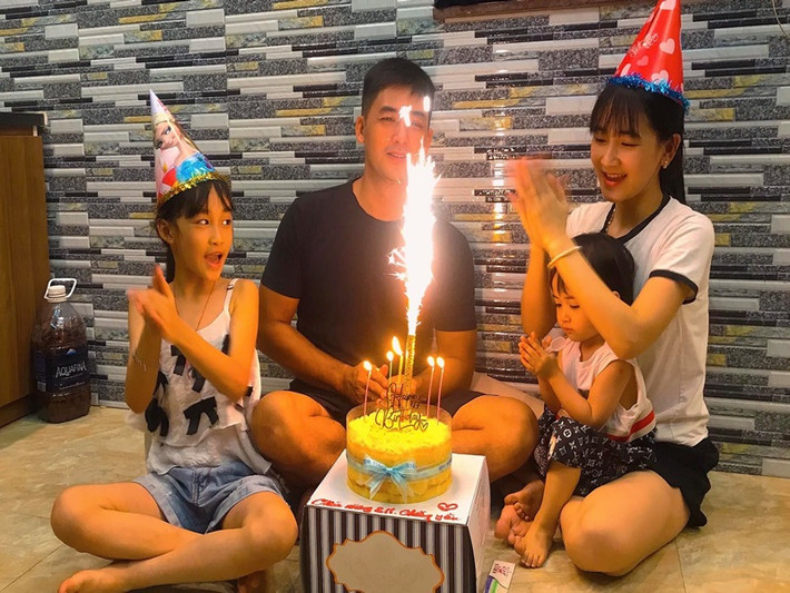 ...Tôi là một người khá ôm việc, để cho vợ con thảnh thơi bao nhiêu thì tốt bấy nhiêu. Mỗi khi ra ngoài đường, tôi đều nghĩ: Hôm nay vợ con mình ăn gì nhỉ? Con ở nhà có nghịch ngợm không, tôi đam mê việc chăm sóc người thân. Ở nhà tôi cũng là người hay đi chợ, thậm chí tôi cũng trả giá khi đi chợ, nấu nướng cho vợ con", nam diễn viên phim "Gara hạnh phúc" chia sẻ.