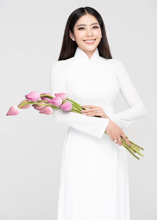 Nam Em có chỉ số hình thể: cao 1m72, số đo ba vòng 85-60-90cm. Người đẹp có lượng fan khá hùng hậu, hút truyền thông. Nam Em được dự đoán sẽ lọt top 10 hoặc top 5 trong chung kết Miss World Vietnam 2022.