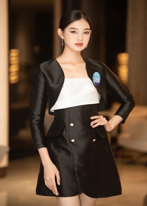 Trần Thị Bé Quyên sinh năm 2001, đến từ Bến Tre, cao 1m75, có số đo 3 vòng: 75-60-92 cm. Cô lọt top 5 Người đẹp biển trước chung kết.