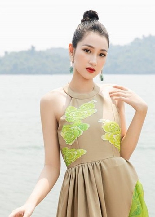Nguyễn Thị Phương Linh vào thẳng top 20 nhờ giải Người đẹp Du lịch. Cô gái này sinh năm 2000, đến từ Quảng Trị cao 1m76. Phương Linh đã tốt nghiệp loại xuất sắc tại trường Đại học Ngoại thương TP HCM.