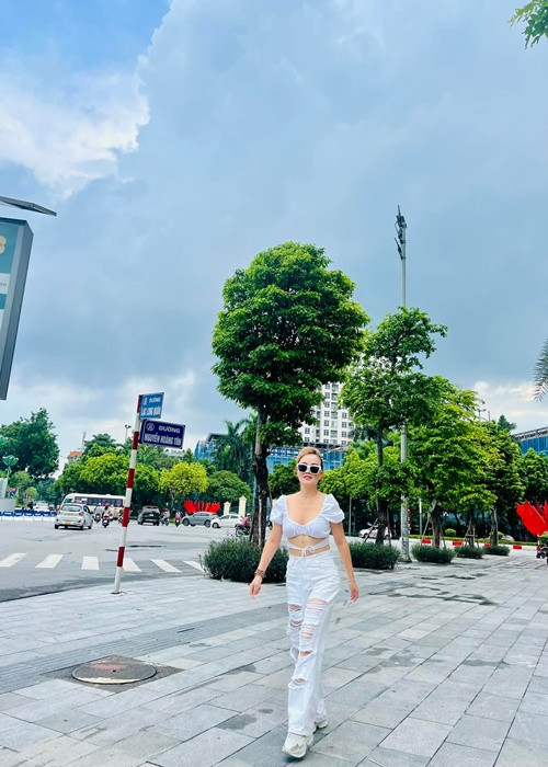 Hoàng Yến từng chỉnh sửa răng, mũi, ngực, vòng eo.