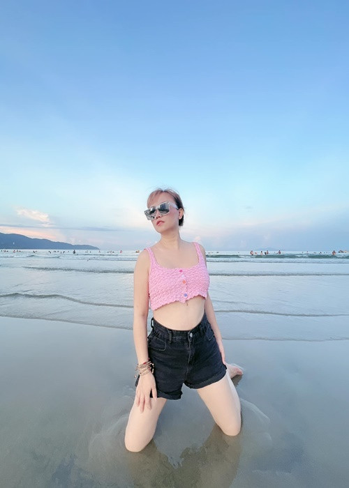 Nữ diễn viên nhuộm tóc màu trẻ trung, trang điểm theo phong cách Hàn Quốc.