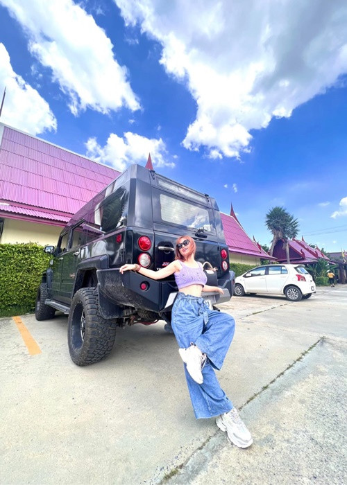 Nhìn style trẻ trung của nữ diễn viên 4 đời chồng không ai nghĩ cô đã U50, từng 3 lần sinh nở.