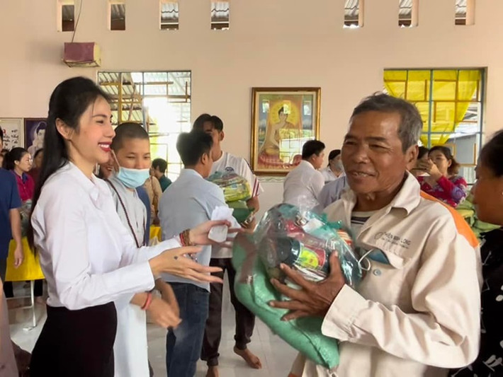 Mới đây, trên fanpage, Thủy Tiên đăng tải hình ảnh đi từ thiện. Đi kèm với đó, cô viết: "Hôm nay mình có đến 300 nụ cười hạnh phúc của bà con. Chúc mọi người cũng ngủ ngon giấc nhé".