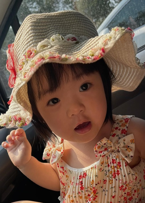 Tròn 2 tuổi, con gái Trương Mỹ Nhân mới lộ diện.