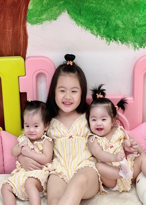 Bé Queenie yêu thương, bao bọc hai em gái sinh đôi Quianna và Quinita.